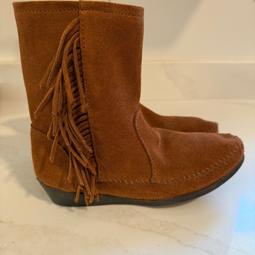 Minnetonka Moccasins Women's 8 Side Fringe Brown Ankle Wedge Boot Side Zip Suede